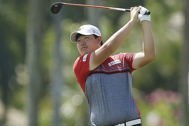 PALM BEACH GARDENS, FLORIDA - MARCH 01:  Sungjae Im of Korea plays his second shot on the 18th hole during the second round of the Honda Classic at PGA National Resort and Spa on March 01, 2019 in Palm Beach Gardens, Florida. (Photo by Michael Reaves/Getty Images)