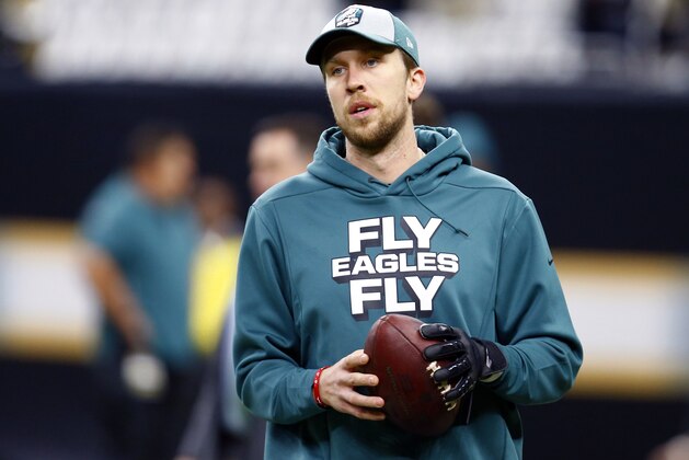 ARCHIVO - En esta foto de archivo del 13 de enero de 2019, el quarterback de los Eagles de Filadelfia, Nick Foles, calienta antes de un juego divisional contra los Saints de Nueva Orleáns, en Nueva Orleáns. (AP Foto/Butch Dill, Archivo)