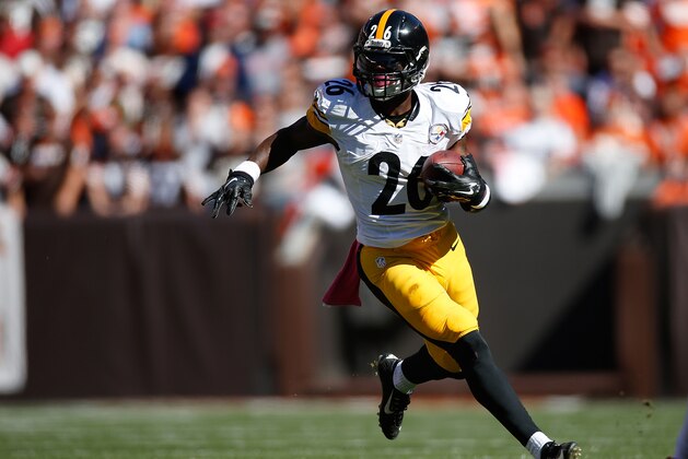 CLEVELAND, OH - OCTOBER 12:  Le'Veon Bell #26 of the Pittsburgh Steelers carries the ball against the Cleveland Browns at FirstEnergy Stadium on October 12, 2014 in Cleveland, Ohio.  (Photo by Gregory Shamus/Getty Images)