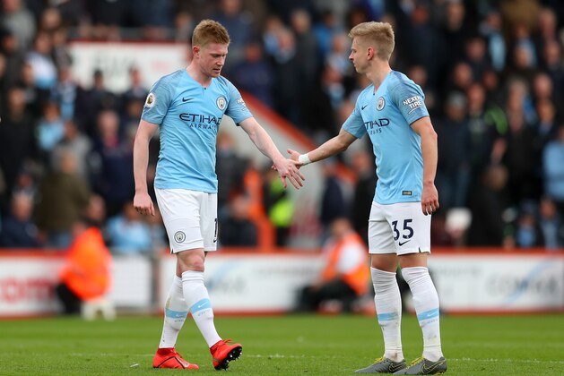 BOURNEMOUTH, ENGLAND - MARCH 02: Kevin De Bruyne of Manchester City walks off injured as Oleksandr Zinchenko of Manchester City pats him on the head during the Premier League match between AFC Bournemouth and Manchester City at Vitality Stadium on March 02, 2019 in Bournemouth, United Kingdom. (Photo by Catherine Ivill/Getty Images)