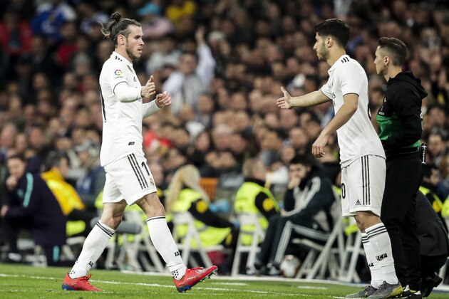 MADRID, SPAIN - MARCH 2: (L-R) Gareth Bale of Real Madrid, Marco Asensio of Real Madrid during the La Liga Santander  match between Real Madrid v FC Barcelona at the Santiago Bernabeu on March 2, 2019 in Madrid Spain (Photo by David S. Bustamante/Soccrates/Getty Images)