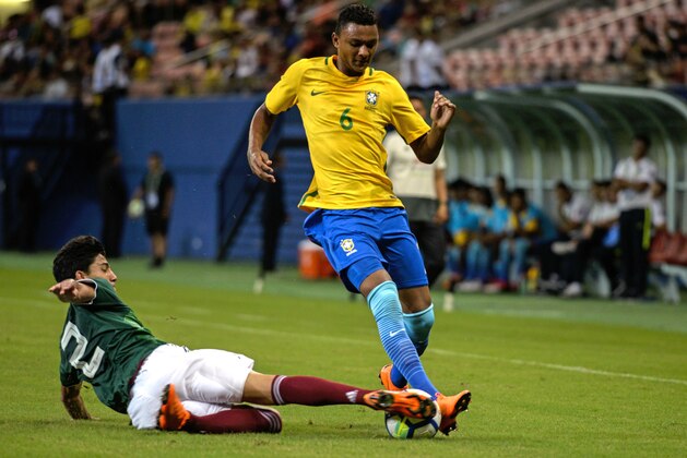 Brazil's left back Luan Candido vies for the ball with Mexico's right back Alvarez during their international friendly Under-20 football match in Arena Amazonia, Manaus, Brazil, on March 25, 2018. / AFP PHOTO / Raphael ALVES        (Photo credit should read RAPHAEL ALVES/AFP/Getty Images)