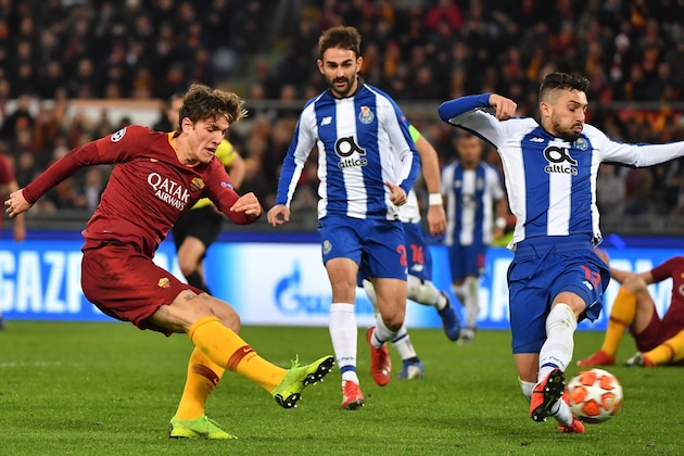 AS Roma Italian midfielder Nicolo Zaniolo (L) shoots to open the scoring during the UEFA Champions League round of 16, first leg football match AS Roma vs FC Porto on February 12, 2019 at the Olympic stadium in Rome. (Photo by Andreas SOLARO / AFP)        (Photo credit should read ANDREAS SOLARO/AFP/Getty Images)