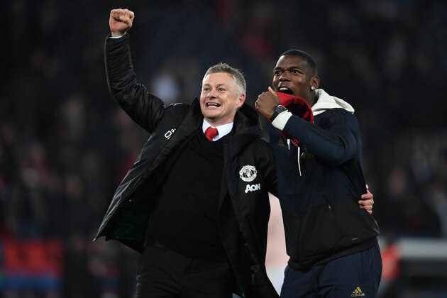 PARIS, FRANCE - MARCH 06: Manchester United  head coach Ole Gunnar Solskjaer and Paul Pogba celebrate the victory after the UEFA Champions League Round of 16 Second Leg match between Paris Saint-Germain and Manchester United at Parc des Princes on March 06, 2019 in Paris, . (Photo by Etsuo Hara/Getty Images)