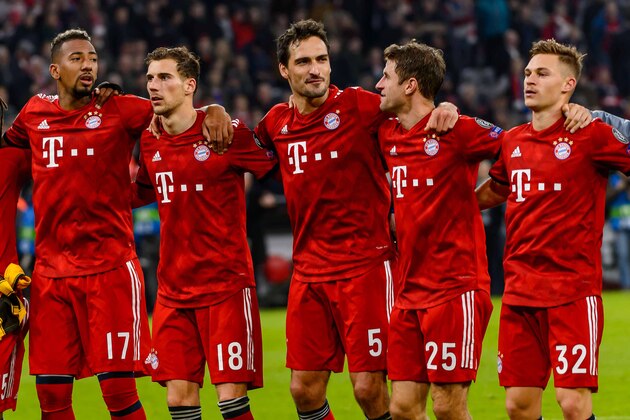MUNICH, GERMANY - NOVEMBER 07: Renato Sanches of Bayern Muenchen, Jerome Boateng of Bayern Muenchen, Leon Goretzka of Bayern Muenchen, Mats Hummels of Bayern Muenchen, Thomas Mueller of Bayern Muenchen, Joshua Kimmich of Bayern Muenchen and Serge Gnabry of Bayern Muenchen after winning the Group E match of the UEFA Champions League between FC Bayern Muenchen and AEK Athens at Allianz Arena on November 7, 2018 in Munich, Germany. (Photo by TF-Images/Getty Images)