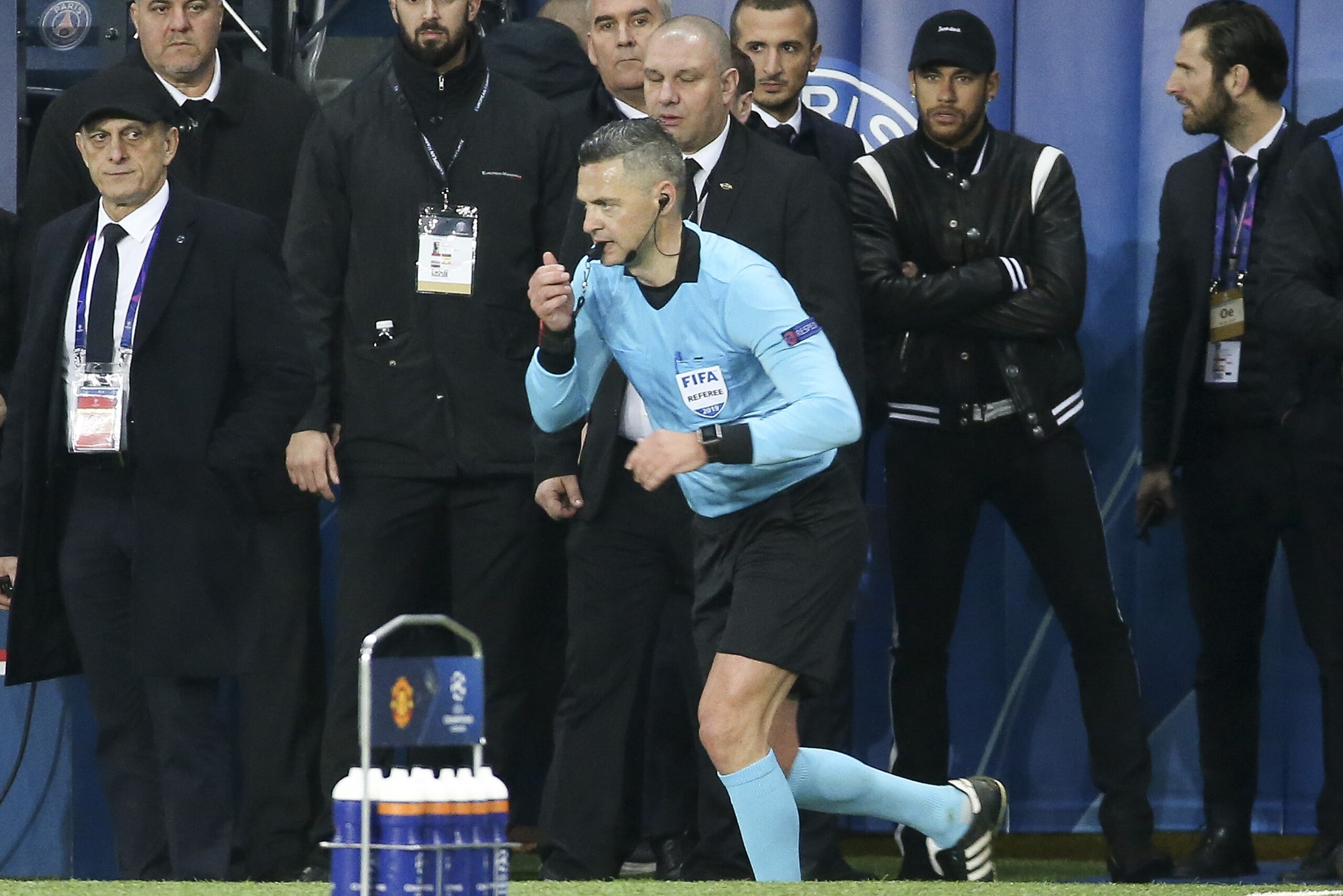 PARIS, FRANCE - MARCH 6: Referee Damir Skomina of Slovenia uses the VAR (video assistance) in front of Neymar Jr of PSG on the sideline (right), validating a penalty for Manchester United at the last minute of the match during the UEFA Champions League Round of 16 Second Leg match between Paris Saint-Germain (PSG) and Manchester United at Parc des Princes stadium on March 6, 2019 in Paris, France. (Photo by Jean Catuffe/Getty Images)