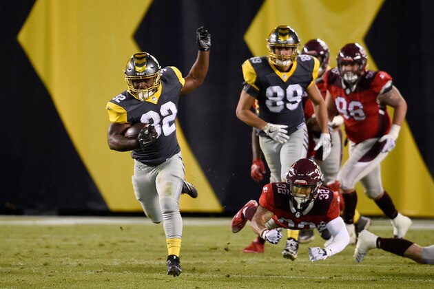 SAN DIEGO, CALIFORNIA - FEBRUARY 24:  Ja'Quan Gardner #32 of the San Diego Fleet rushes for a touchdown during an Alliance of American Football game against the San Antonio Commanders at SDCCU Stadium on February 24, 2019 in San Diego, California. (Photo by Denis Poroy/AAF/Getty Images)