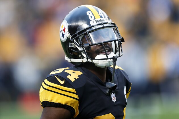 Pittsburgh Steelers wide receiver Antonio Brown (84) warms up before an NFL football game against the New England Patriots in Pittsburgh, Sunday, Dec. 16, 2018. (AP Photo/Keith Srakocic)