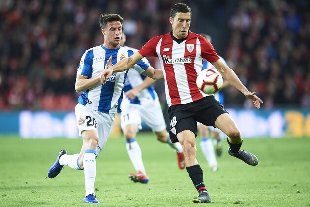 BILBAO, SPAIN - MARCH 08: Javi Paudo of RCD Espanyol (L) competes for the ball with Oscar De Marcos of Athletic Club (R) during the La Liga match between Athletic Club and RCD Espanyol at San Mames Stadium on March 08, 2019 in Bilbao, Spain. (Photo by Juan Manuel Serrano Arce/Getty Images)