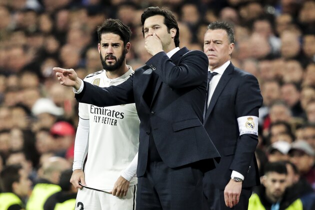 MADRID, SPAIN - MARCH 2: (L-R) Isco of Real Madrid, coach Santiago Solari of Real Madrid during the La Liga Santander  match between Real Madrid v FC Barcelona at the Santiago Bernabeu on March 2, 2019 in Madrid Spain (Photo by David S. Bustamante/Soccrates/Getty Images)
