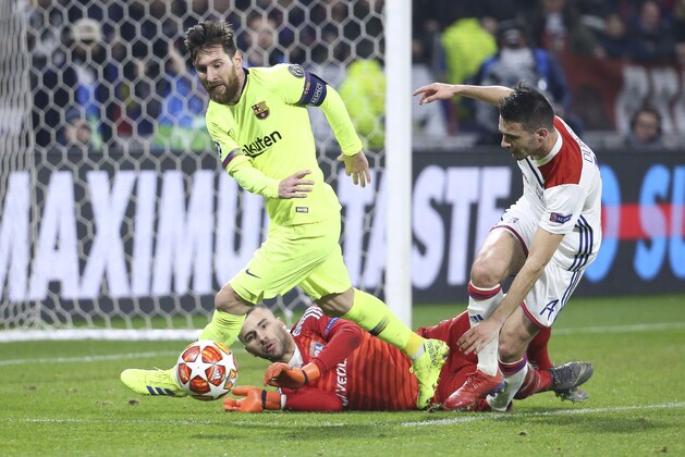 LYON, FRANCE - FEBRUARY 19: Lionel Messi of Barcelona, goalkeeper of Lyon Anthony Lopes, Leo Dubois of Lyon during the UEFA Champions League Round of 16 First Leg match between Olympique Lyonnais (OL) and FC Barcelona at Groupama Stadium on February 19, 2019 in Decines near Lyon, France. (Photo by Jean Catuffe/Getty Images)