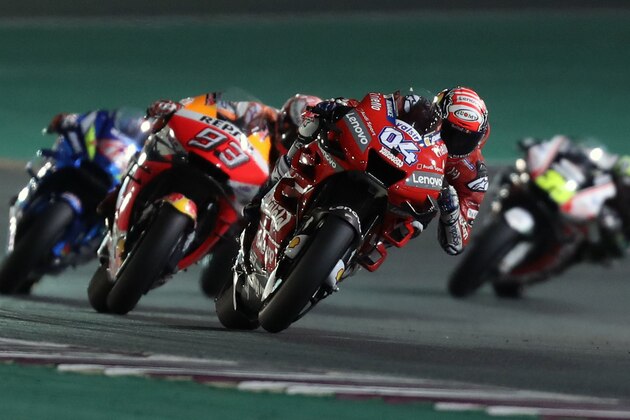 Mission Winnow Ducati's Italian rider Andrea Dovizioso (R) rides during the Qatar MotoGP grand prix at the Losail track in Qatar's capital Doha on March 10, 2019. (Photo by KARIM JAAFAR / AFP)        (Photo credit should read KARIM JAAFAR/AFP/Getty Images)