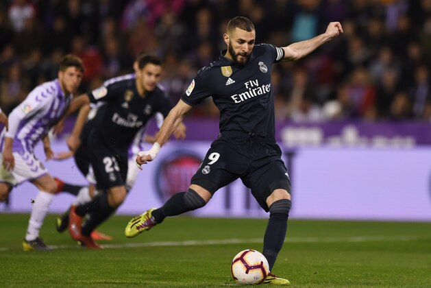 VALLADOLID, SPAIN - MARCH 10:  Karim Benzema of Real Madrid scores his team's second goal from a penalty during the La Liga match between Real Valladolid CF and Real Madrid CF at Jose Zorrilla on March 10, 2019 in Valladolid, Spain. (Photo by Denis Doyle/Getty Images)