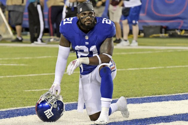 ARCHIVO - En esta foto del 30 de septiembre de 2018, Landon Collins de los Giants de Nueva York aparece arrodillado en la zona de anotación durante un partido ante los Saints de Nueva Orleáns en East Rutherford, Nueva Jersey.  (AP Foto/Bill Kostroun)