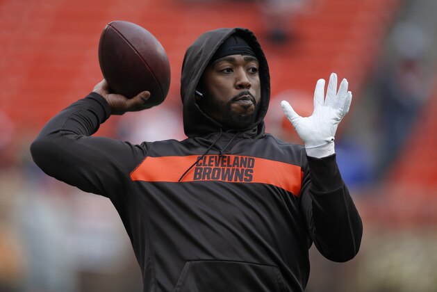 Cleveland Browns quarterback Tyrod Taylor warms up before an NFL football game against the Cincinnati Bengals, Sunday, Dec. 23, 2018, in Cleveland. (AP Photo/Ron Schwane)