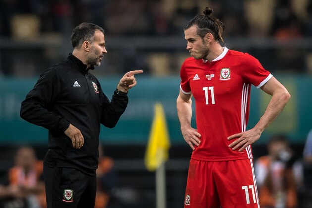 (CHINA,GERMANY,FRANCE OUT)  Head coach Ryan Giggs, left, of Wales national football team instrucs his player Gareth Bale as they compete against Uruguay national football team in their final match during the 2018 Gree China Cup International Football Championship in Nanning city, south China's Guangxi Zhuang Autonomous Region, 26 March 2018.'n'nEdinson Cavani's goal in the second half helped Uruguay beat Wales to claim the title of the second edition of China Cup International Football Championship here on Monday (26 March 2018). 'It was a tough match. I'm very satisfied with the result and I think that we can even get better if we didn't suffer from jet lag or injuries. I think the result was very satisfactory,' said Uruguay coach Oscar Tabarez. Wales were buoyed by a 6-0 victory over China while Uruguay were fresh from a 2-0 win over the Czech Republic. Uruguay almost took a dream start just 3 minutes into the game as Luis Suarez's shot on Nahitan Nandez cross smacked the upright. Uruguay were dealt a blow 