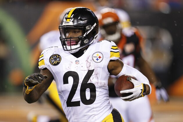 Pittsburgh Steelers running back Le'Veon Bell (26) runs the ball in the second half of an NFL football game against the Cincinnati Bengals, Monday, Dec. 4, 2017, in Cincinnati. (AP Photo/Gary Landers)
