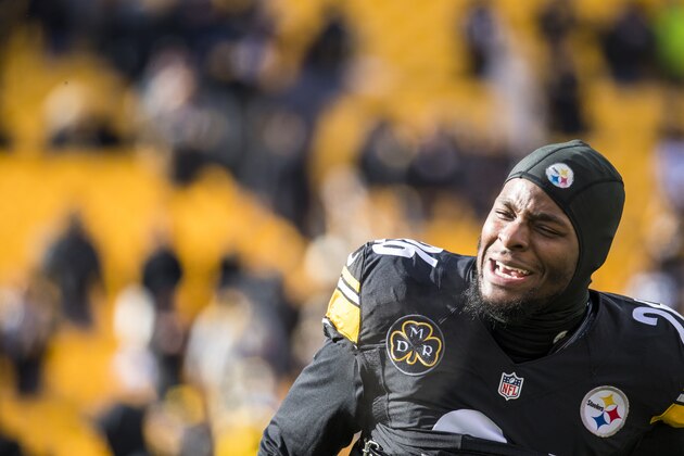 PITTSBURGH, PA - JANUARY 14:  Le'Veon Bell #26 of the Pittsburgh Steelers warms up before the AFC Divisional Playoff game against the Jacksonville Jaguars at Heinz Field on January 14, 2018 in Pittsburgh, Pennsylvania. Jaguars defeat Pittsburgh 45-42.  (Photo by Brett Carlsen/Getty Images)