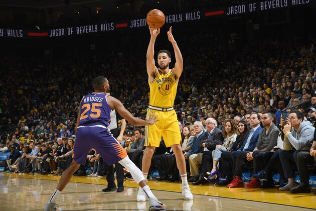 OAKLAND, CA - MARCH 10:  Klay Thompson #11 of the Golden State Warriors shoots the ball against the Phoenix Suns on March 10, 2019 at ORACLE Arena in Oakland, California. NOTE TO USER: User expressly acknowledges and agrees that, by downloading and or using this photograph, user is consenting to the terms and conditions of Getty Images License Agreement. Mandatory Copyright Notice: Copyright 2019 NBAE (Photo by Noah Graham/NBAE via Getty Images)