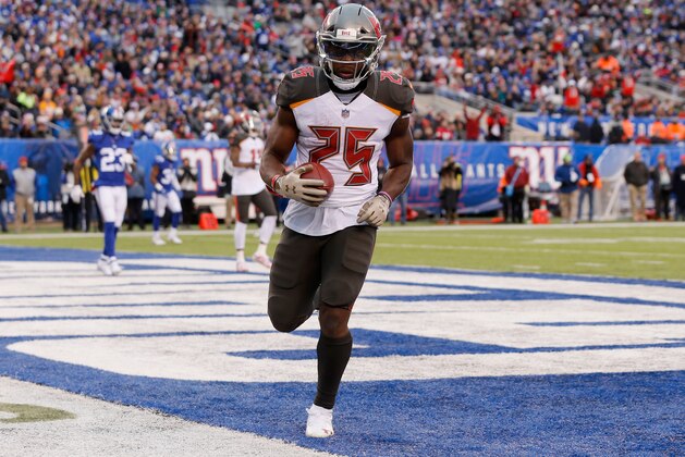 EAST RUTHERFORD, NJ - NOVEMBER 18:  (NEW YORK DAILIES OUT)   Peyton Barber #25 of the Tampa Bay Buccaneers touchdown against the New York Giants on November 18, 2018 at MetLife Stadium in East Rutherford, New Jersey. The Giants defeated the Buccaneers 38-35.  (Photo by Jim McIsaac/Getty Images)