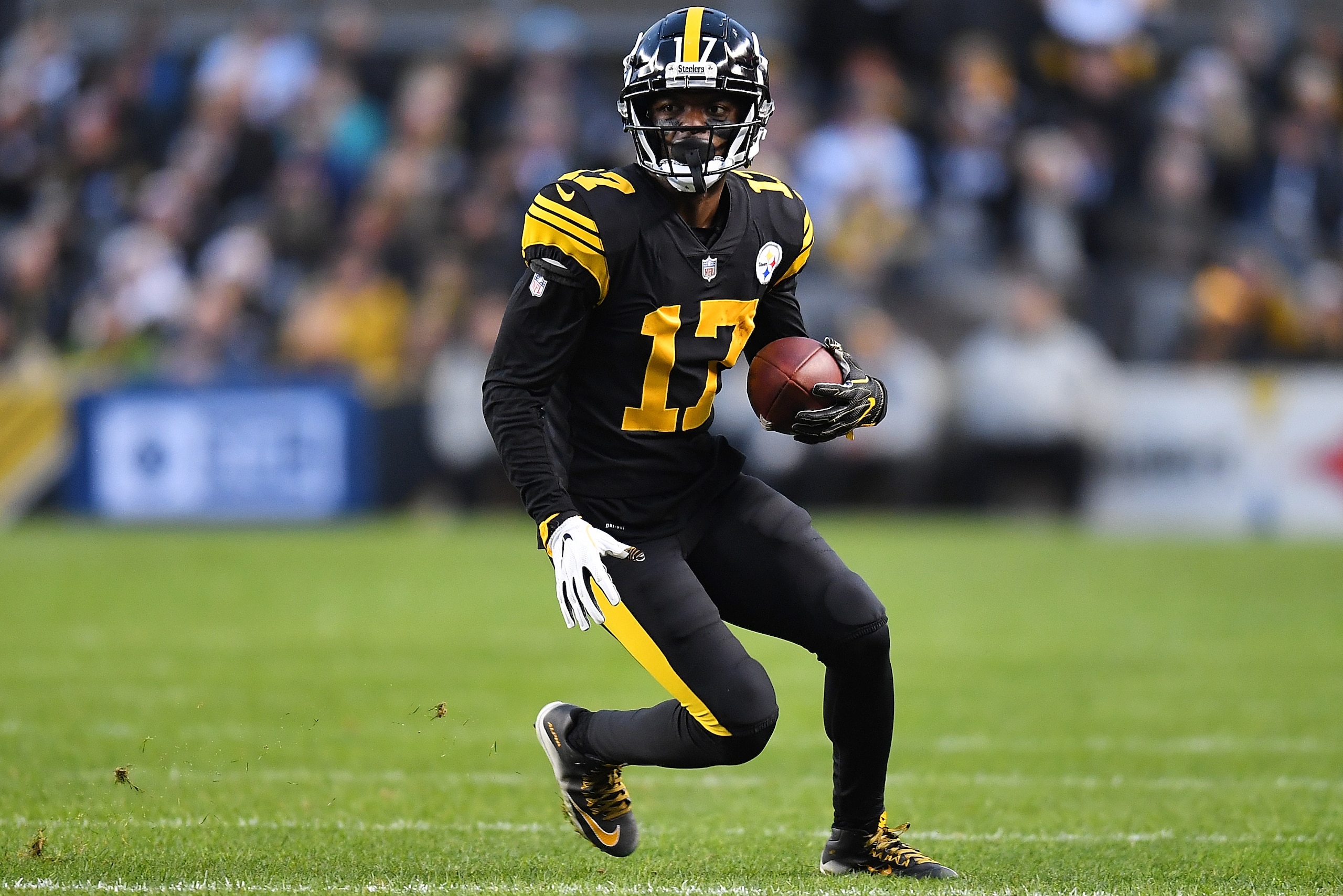 PITTSBURGH, PA - DECEMBER 16:  Eli Rogers #17 of the Pittsburgh Steelers in action during the game against the  New England Patriots at Heinz Field on December 16, 2018 in Pittsburgh, Pennsylvania. (Photo by Joe Sargent/Getty Images)