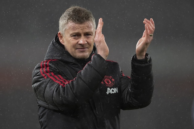LONDON, ENGLAND - MARCH 10:  Manchester United Manager Ole Gunnar Solskjaer applauds the travelling Utd fans after losing the Premier League match between Arsenal FC and Manchester United at Emirates Stadium on March 10, 2019 in London, United Kingdom. (Photo by Visionhaus/Getty Images)