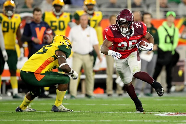 TEMPE, ARIZONA - MARCH 10:  Trey Williams #35 of the San Antonio Commanders runs with the ball past Nyles Morgan #55 of the Arizona Hotshots in the fourth quarter during the Alliance of American Football game at Sun Devil Stadium on March 10, 2019 in Tempe, Arizona. (Photo by Christian Petersen/AAF/Getty Images)