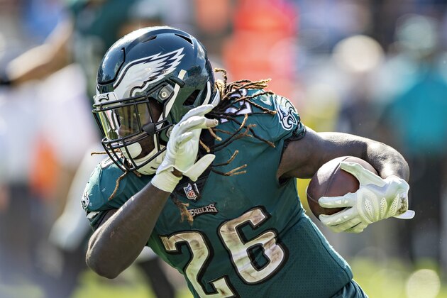 NASHVILLE, TN - SEPTEMBER 30:  Jay Ajayi #26 of the Philadelphia Eagles runs the ball during a game against the Tennessee Titans at Nissan Stadium on September 30, 2018 in Nashville, Tennessee.  The Titans defeated the Eagles in overtime 26-23.  (Photo by Wesley Hitt/Getty Images)
