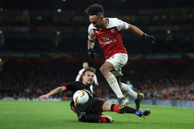 LONDON, ENGLAND - MARCH 14:  Pierre-Emerick Aubameyang of Arsenal takes on Damien Da Silva of Stade Rennais during the UEFA Europa League Round of 16 Second Leg match between Arsenal and Stade Rennais at Emirates Stadium on March 14, 2019 in London, England. (Photo by Bryn Lennon/Getty Images)