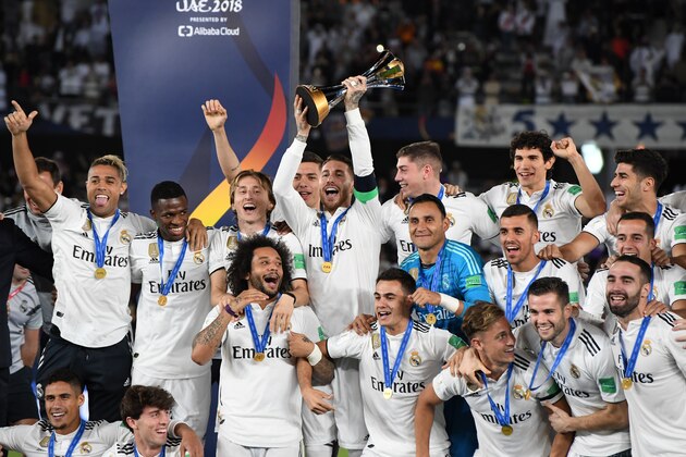 ABU DHABI,UNITED ARAB EMIRATES - DECEMBER 22: Players of Real Madrid celebrate the victory as captain Sergio Ramos lifts the trophy after the FIFA Club World Cup UAE 2018 Final between Real Madrid and Al Ain at the Zayed Sports City Stadium on December 22, 2018 in Abu Dhabi, United Arab Emirates. (Photo by Etsuo Hara/Getty Images)