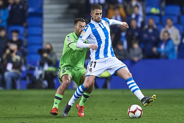 SAN SEBASTIAN, SPAIN - MARCH 15: Adnan Januzaj of Real Sociedad (R) controls the ball under pressure of Antonio Luna of Levante UD (R) during the La Liga match between Real Sociedad and Levante UD at Estadio Anoeta on March 15, 2019 in San Sebastian, Spain. (Photo by Juan Manuel Serrano Arce/Getty Images) SAN SEBASTIAN, SPAIN - MARCH 15: Adnan Januzaj of Real Sociedad (R) controls the ball under pressure of Antonio Luna of Levante UD (R) during the La Liga match between Real Sociedad and Levante UD at Estadio Anoeta on March 15, 2019 in San Sebastian, Spain. (Photo by Juan Manuel Serrano Arce/Getty Images)