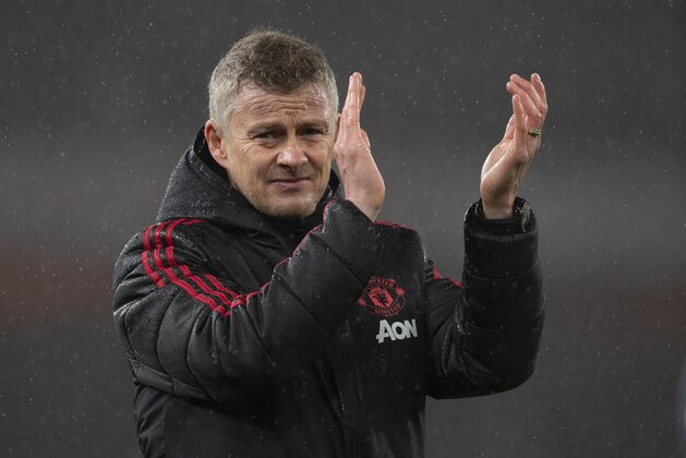 LONDON, ENGLAND - MARCH 10:  Manchester United Manager Ole Gunnar Solskjaer applauds the travelling Utd fans after losing the Premier League match between Arsenal FC and Manchester United at Emirates Stadium on March 10, 2019 in London, United Kingdom. (Photo by Visionhaus/Getty Images)
