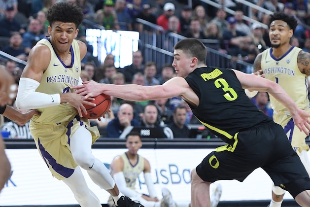 LAS VEGAS, NEVADA - MARCH 16:  Payton Pritchard #3 of the Oregon Ducks tries to steal the ball from Matisse Thybulle #4 of the Washington Huskiesduring the championship game of the Pac-12 basketball tournament at T-Mobile Arena on March 16, 2019 in Las Vegas, Nevada.  (Photo by Ethan Miller/Getty Images)