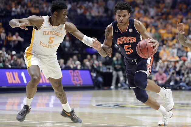 Auburn's Chuma Okeke, right, drives past Tennessee's Admiral Schofield in the first half of the NCAA college basketball Southeastern Conference championship game Sunday, March 17, 2019, in Nashville, Tenn. (AP Photo/Mark Humphrey)