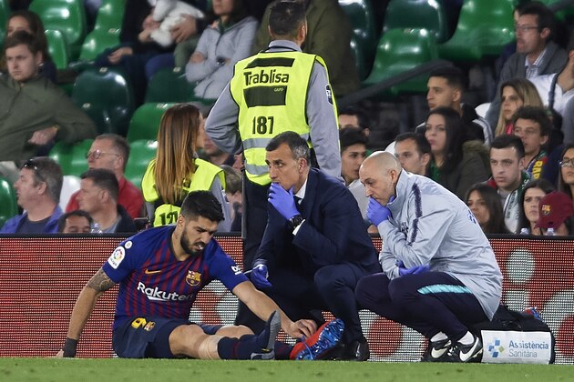 SEVILLE, SPAIN - MARCH 17: Luis Suarez of FC Barcelona lies injured on the pitch during the La Liga match between Real Betis Balompie and FC Barcelona at Estadio Benito Villamarin on March 17, 2019 in Seville, Spain. (Photo by Quality Sport Images/Getty Images)