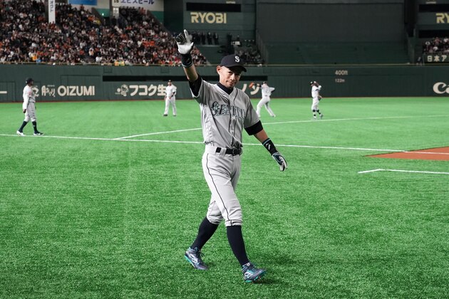 TOKYO, JAPAN - MARCH 17: Outfielder Ichiro Suzuki #51 of the Seattle Mariners waves to fans prior to the game between the Yomiuri Giants and Seattle Mariners at Tokyo Dome on March 17, 2019 in Tokyo, Japan. (Photo by Masterpress/Getty Images)