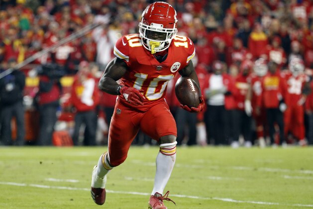 ARCHIVO - En esta foto de archivo del 13 de diciembre de 2018, el wide receiver de los Chiefs de Kansas City, Tyreek Hill (10), corre con el balón durante la primera mitad de un juego de la NFL contra los Chargers de Los Ángeles, en Kansas City, Missouri. (AP Foto/Charlie Riedel, Archivo)