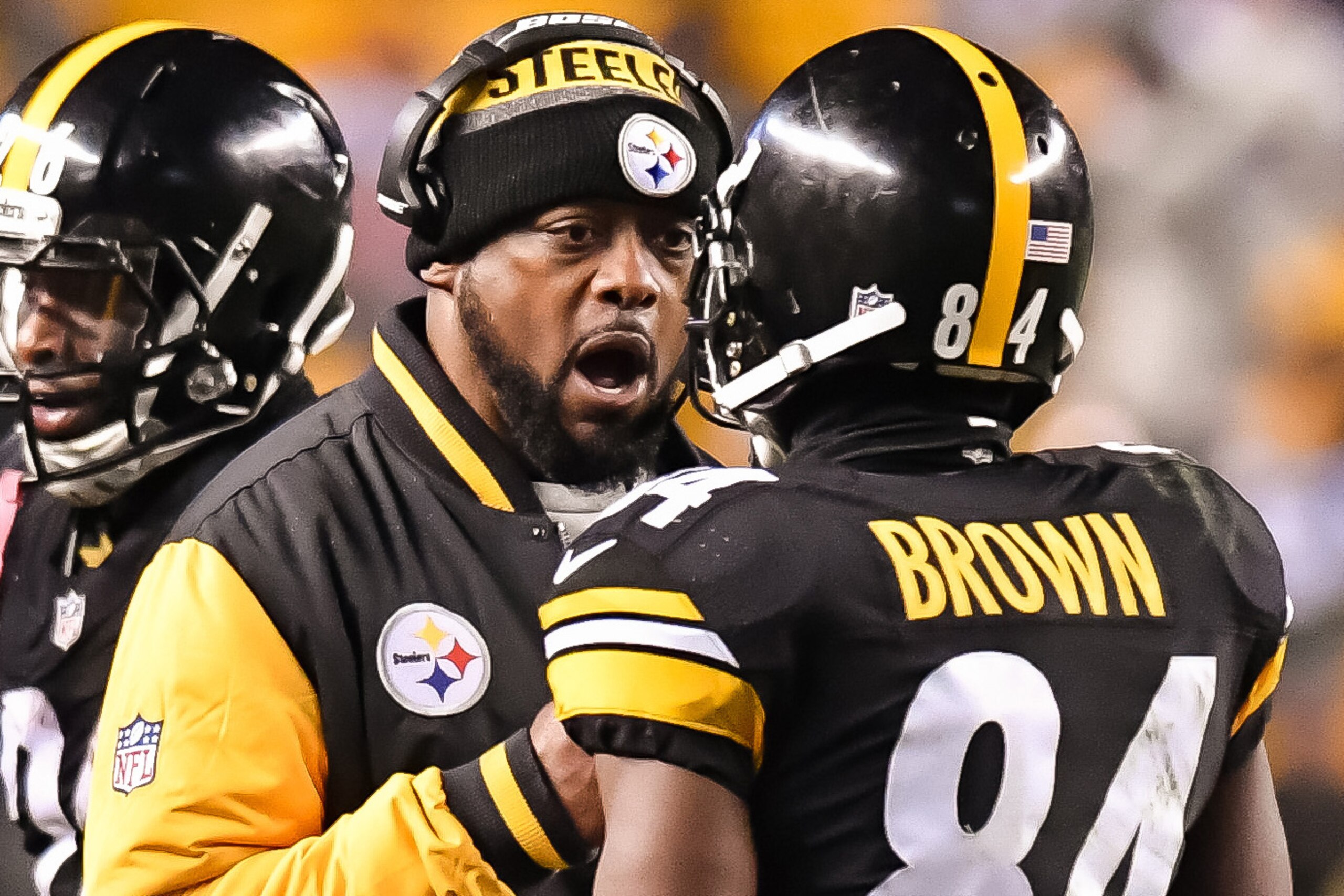 PITTSBURGH, PA - DECEMBER 04:  Head Coach Mike Tomlin of the Pittsburgh Steelers talks with Antonio Brown #84 of the Pittsburgh Steelers during a game against the New York Giants on December 4, 2016 in Pittsburgh, Pennsylvania. (Photo by Jamie Sabau/Getty Images)