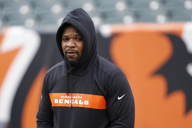 ARCHIVO - En imagen de archivo del 16 de diciembre de 2018, el linebacker Vontaze Burfict, de los Bengals de Cincinnati, sale del campo durante un entrenamiento previo a un partido contra los Raiders de Oakland, en Cincinnati. (AP Foto/Frank Victores, archivo)