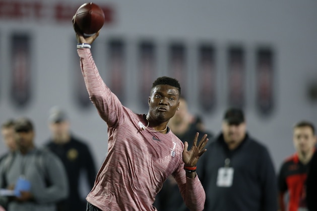 Ohio State quarterback Dwayne Haskins passes during NFL Pro Day at Ohio State University in Columbus, Ohio, Wednesday, March 20, 2019. (AP Photo/Paul Vernon)