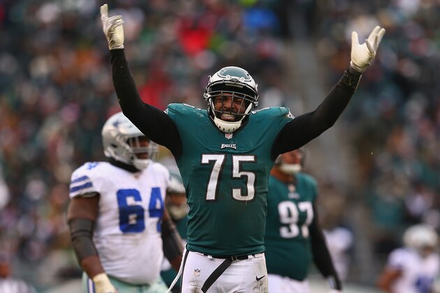 PHILADELPHIA, PA - DECEMBER 31:  Defensive end Vinny Curry #75 of the Philadelphia Eagles celebrates a holding penalty called against the Dallas Cowboys during the second quarter of the game at Lincoln Financial Field on December 31, 2017 in Philadelphia, Pennsylvania.  (Photo by Mitchell Leff/Getty Images)