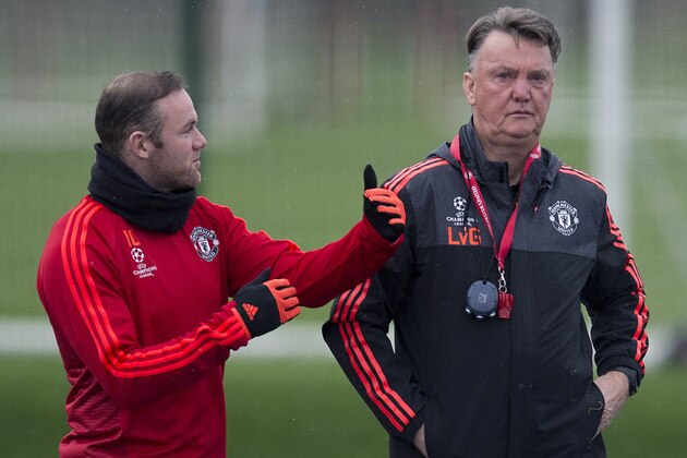 Manchester United's Dutch manager Louis van Gaal (R) talks with Manchester United's English striker Wayne Rooney during a team training session in Manchester, north west England, on November 24, 2015, ahead of their UEFA Champions League Group B football match against PSV Eindhoven on November 25.    AFP PHOTO / OLI SCARFF / AFP / OLI SCARFF        (Photo credit should read OLI SCARFF/AFP/Getty Images)