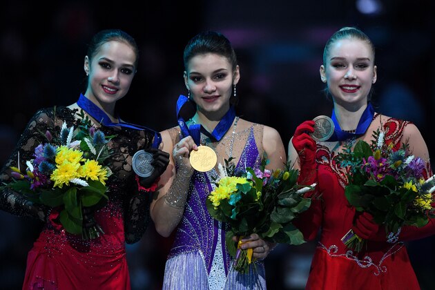 Second placed Russias Alina Zagitova, winner Russias Sofia Samodurova and third placed Finlands Viveca Lindfors celebrate with their medals during the podium ceremony after the ladies' free skating event at the ISU European Figure Skating Championships in Minsk on January 25, 2019. (Photo by Kirill KUDRYAVTSEV / AFP)        (Photo credit should read KIRILL KUDRYAVTSEV/AFP/Getty Images)
