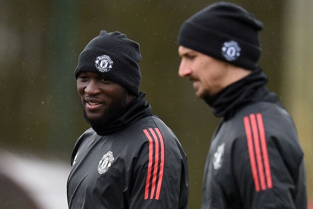 Manchester United's Belgian striker Romelu Lukaku (L) and Manchester United's Swedish striker Zlatan Ibrahimovic attend a team training session at the club's training complex near Carrington, west of Manchester in north west England on March 12, 2018, on the eve of their UEFA Champions League round of 16 second-leg football match against Sevilla. / AFP PHOTO / Oli SCARFF        (Photo credit should read OLI SCARFF/AFP/Getty Images)