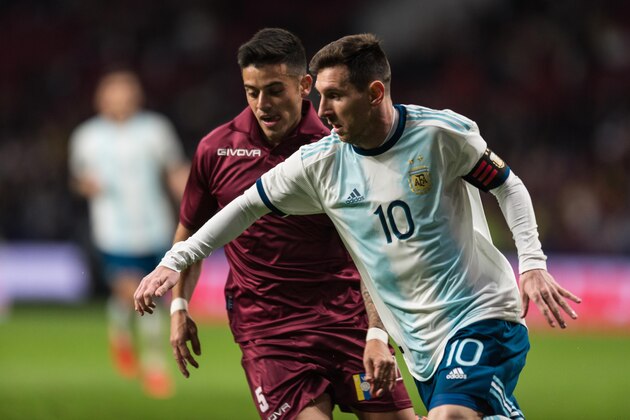 MADRID, SPAIN - MARCH 22: Junior Moreno of Venezuela and Lionel Messi of Argentina battle for the ball during the International Friendly match between Argentina and Venezuela at Estadio Wanda Metropolitano on March 22, 2019 in Madrid, Spain. (Photo by TF-Images/Getty Images)