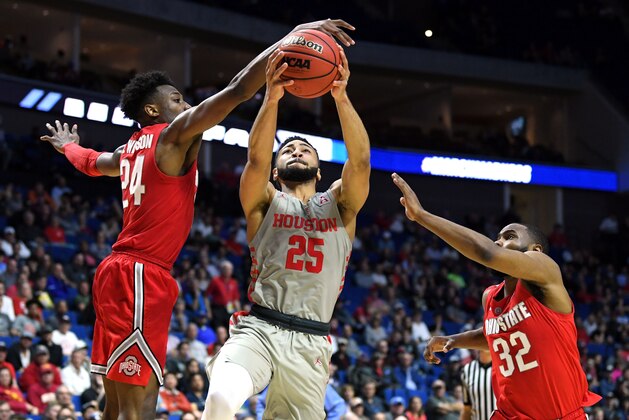 TULSA, OKLAHOMA - MARCH 24:  Galen Robinson Jr. #25 of the Houston Cougars scores between Andre Wesson #24 and Keyshawn Woods #32 of the Ohio State Buckeyes during the second half of the second round game of the 2019 NCAA Men's Basketball Tournament at BOK Center on March 24, 2019 in Tulsa, Oklahoma. (Photo by Harry How/Getty Images)