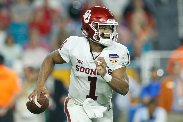 MIAMI, FL - DECEMBER 29:  Kyler Murray #1 of the Oklahoma Sooners looks to pass against the Alabama Crimson Tide during the College Football Playoff Semifinal at the Capital One Orange Bowl at Hard Rock Stadium on December 29, 2018 in Miami, Florida.  (Photo by Michael Reaves/Getty Images)