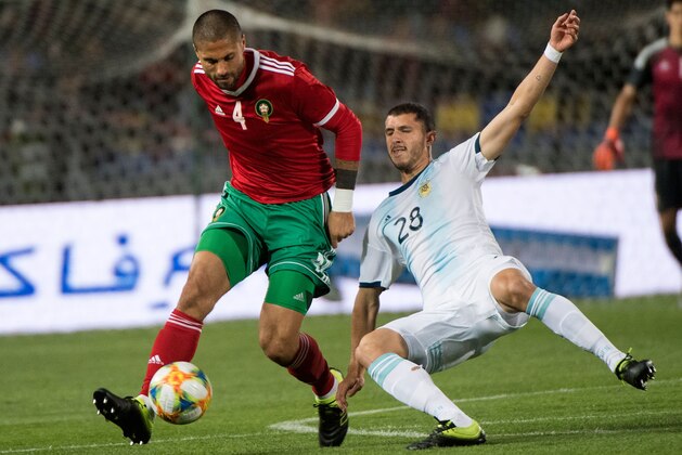 Morocco's Manuel da Costa (L) fights for the ball with Argentina's Guido Rodriguez during the friendly football match between Morocco and Argentina in Tangiers on March 26, 2019. (Photo by FADEL SENNA / AFP)        (Photo credit should read FADEL SENNA/AFP/Getty Images)