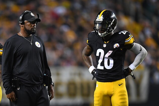 PITTSBURGH, PA - OCTOBER 02:  Antonio Brown #84 looks on alongside head coach Mike Tomlin and Le'Veon Bell #26 of the Pittsburgh Steelers during the game against the Kansas City Chiefs at Heinz Field on October 2, 2016 in Pittsburgh, Pennsylvania. (Photo by Joe Sargent/Getty Images) *** Local Caption ***