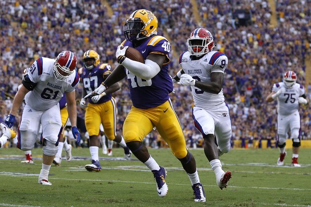 BATON ROUGE, LA - SEPTEMBER 22:  Devin White #40 of the LSU Tigers returns a fumble during the first half against the Louisiana Tech Bulldogs at Tiger Stadium on September 22, 2018 in Baton Rouge, Louisiana.  (Photo by Jonathan Bachman/Getty Images)
